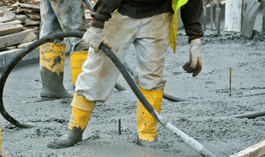 Flexible shaft concrete vibrator in vertical formwork